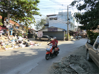 Bang Kruai District: Huge amount of garbage appeared on streets.